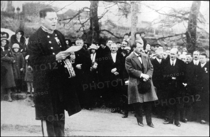 07/01/2002. Actor Charles Berling, stars as Jean Moulin in a tv series, visits Museum of Deportation.