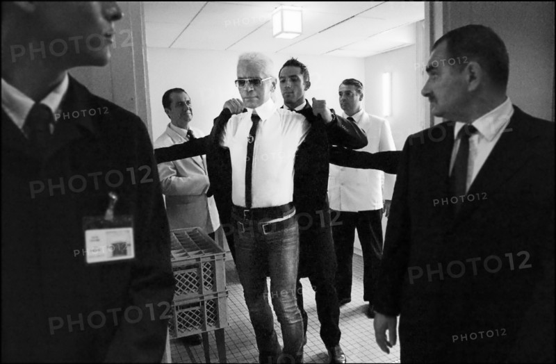 09/07/2002. PARIS: HC AUT-HIVER: COULISSES CHANEL