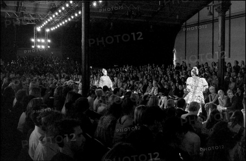 07/11/2002. Fall winter 2002-03 collections. The backstage of Ungaro fashion show.