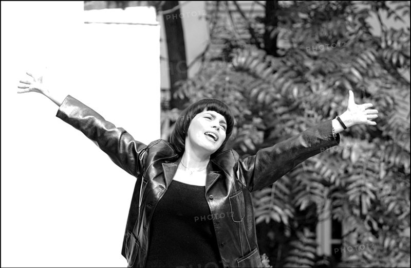 11/00/2002.  French singer Mireille Mathieu returns on the musical scene with a new CD and tour in France and Europe.