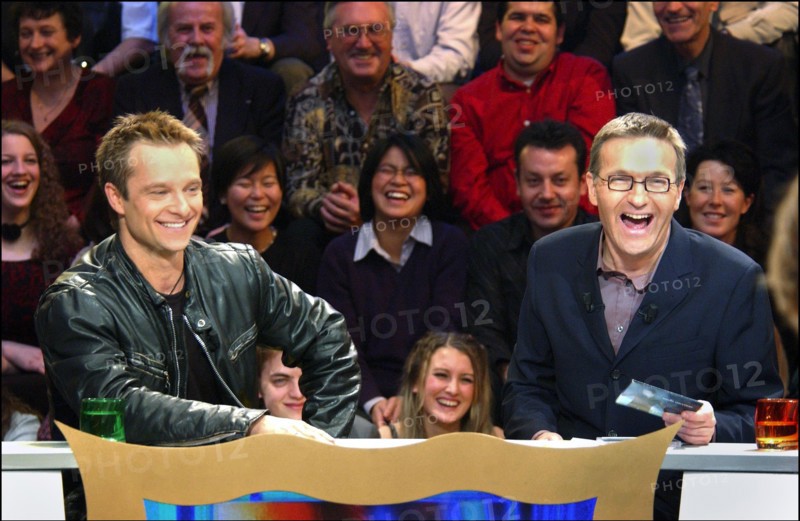 12/17/2002. "On a tout essaye meme le prime" (we've tried everything even prime time), a new TV show parodies prime time TV.