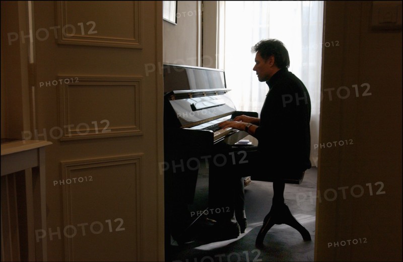 03/00/2003. Yves Simon, at home.