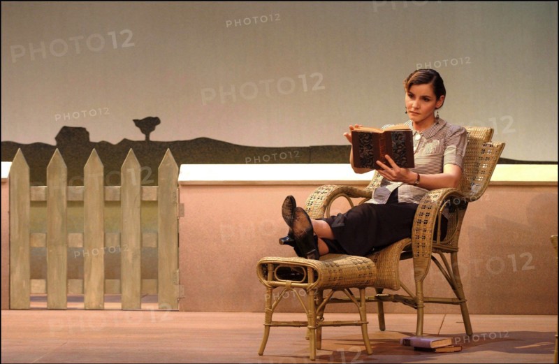 02/03/2004. Clotilde Courau on stage of "La profession de Madame Warren" , a play by George Bernard Shaw