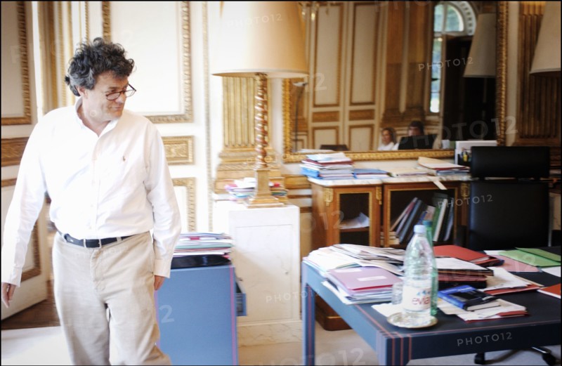 06/26/2004.  Jean-Louis Borloo, le ministre de l'Emploi, du Travail et de la Cohesion sociale travaillant, au ministere, sur le Plan de Cohesion sociale avant sa presentation en conseil des ministres le 30 juin prochain.
