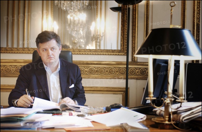 06/26/2004. EXCLUSIF. Jean-Louis Borloo, le ministre de l'Emploi, du Travail et de la Cohesion sociale travaillant, au ministere, sur le Plan de Cohesion sociale avant sa presentation en conseil des ministres le 30 juin prochain.