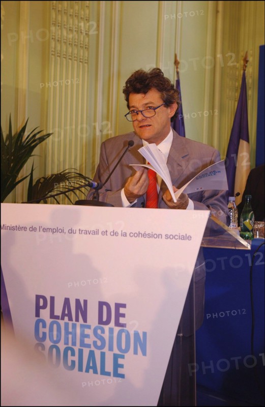 30/06/2004. Conference de presse de Jean-Louis Borloo, Ministre de l'Emploi, du Travail et de la Cohesion sociale, presentant le plan de cohesion sociale.