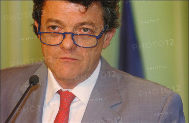 30/06/2004. Conference de presse de Jean-Louis Borloo, Ministre de l'Emploi, du Travail et de la Cohesion sociale, presentant le plan de cohesion sociale.