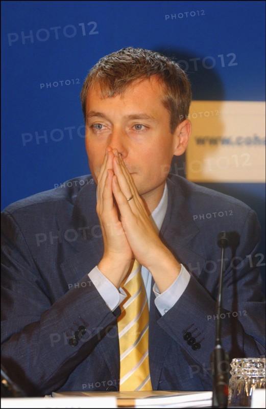30/06/2004. Conference de presse de Jean-Louis Borloo, Ministre de l'Emploi, du Travail et de la Cohesion sociale, presentant le plan de cohesion sociale.