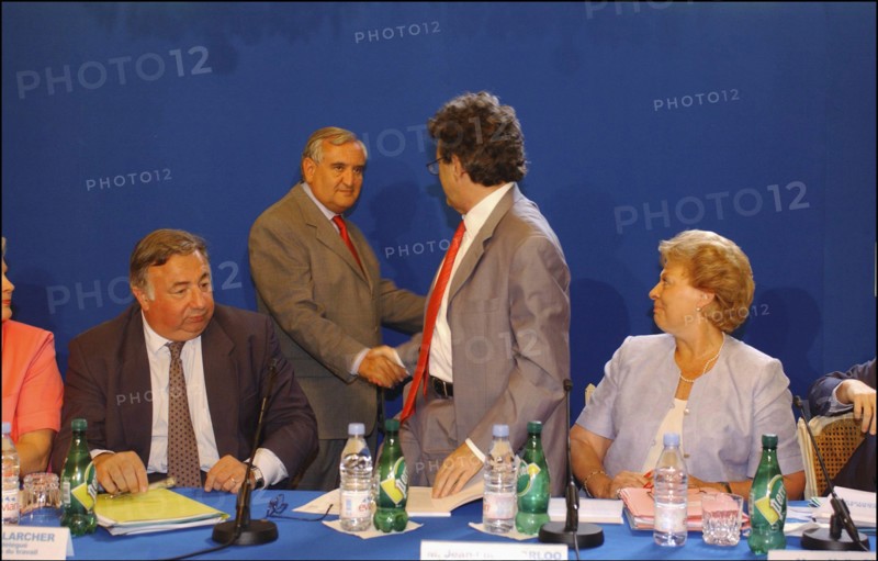 30/06/2004. Conference de presse de Jean-Louis Borloo, Ministre de l'Emploi, du Travail et de la Cohesion sociale, presentant le plan de cohesion sociale.