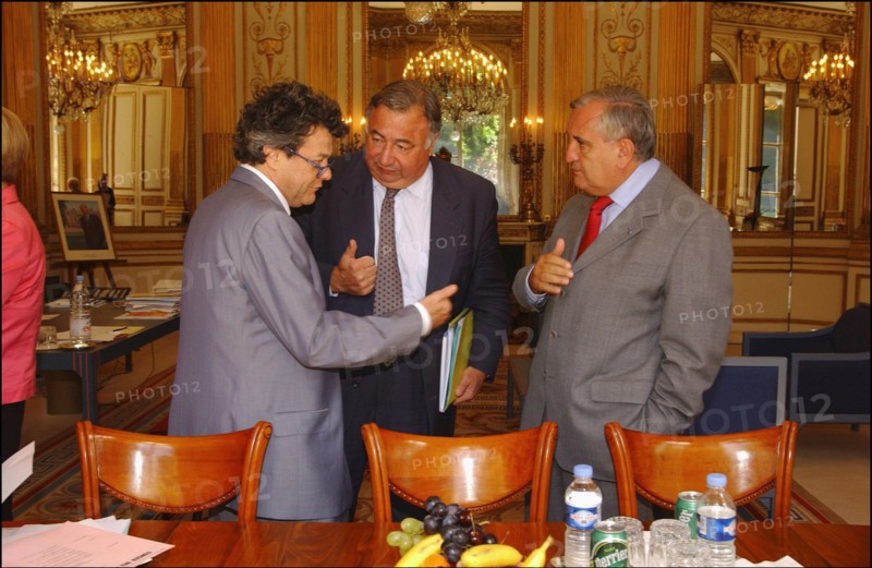 06/30/2004.  Jean-Louis Borloo, Ministre de l'Emploi, du Travail et de la Cohesion sociale, reçoit a son bureau Jean-Pierre Raffarin, Premier Ministre, avant la conference de presse presentant le Plan de cohesion sociale.