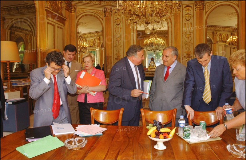 06/30/2004.  Jean-Louis Borloo, Ministre de l'Emploi, du Travail et de la Cohesion sociale, reçoit a son bureau Jean-Pierre Raffarin, Premier Ministre, avant la conference de presse presentant le Plan de cohesion sociale.