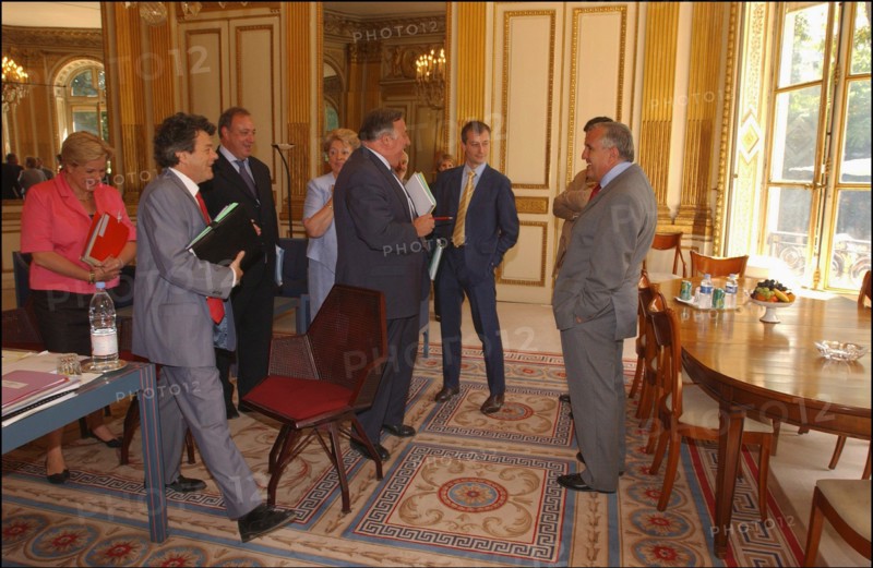 06/30/2004.  Jean-Louis Borloo, Ministre de l'Emploi, du Travail et de la Cohesion sociale, reçoit a son bureau Jean-Pierre Raffarin, Premier Ministre, avant la conference de presse presentant le Plan de cohesion sociale.