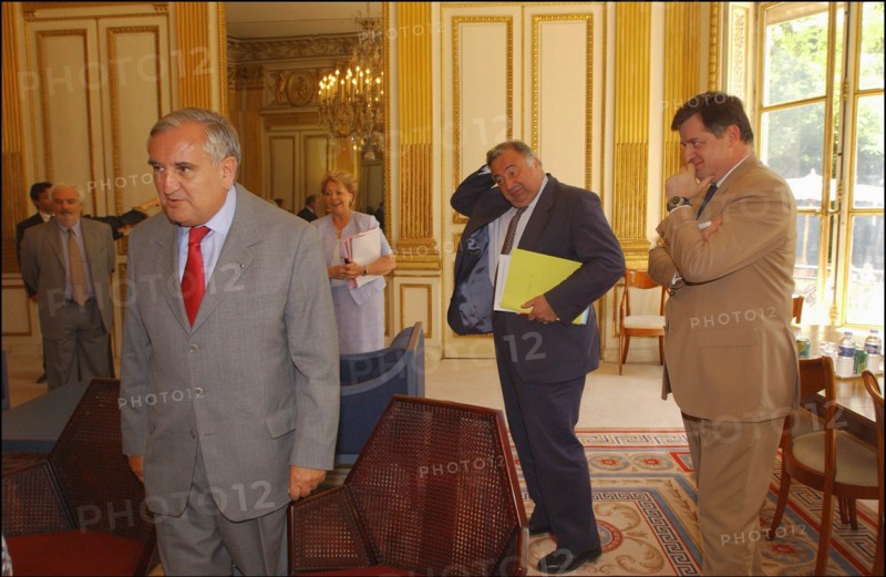 06/30/2004.  Jean-Louis Borloo, Ministre de l'Emploi, du Travail et de la Cohesion sociale, reçoit a son bureau Jean-Pierre Raffarin, Premier Ministre, avant la conference de presse presentant le Plan de cohesion sociale.