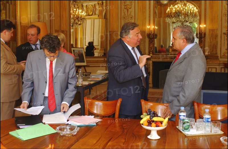 06/30/2004.  Jean-Louis Borloo, Ministre de l'Emploi, du Travail et de la Cohesion sociale, reçoit a son bureau Jean-Pierre Raffarin, Premier Ministre, avant la conference de presse presentant le Plan de cohesion sociale.