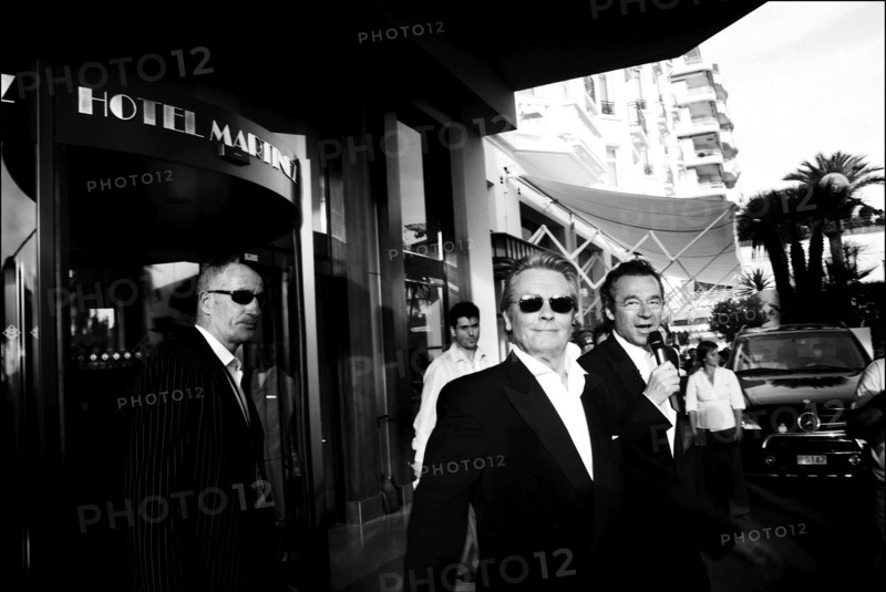 05/00/2006. Life in Cannes outside the Palais des Festivals.