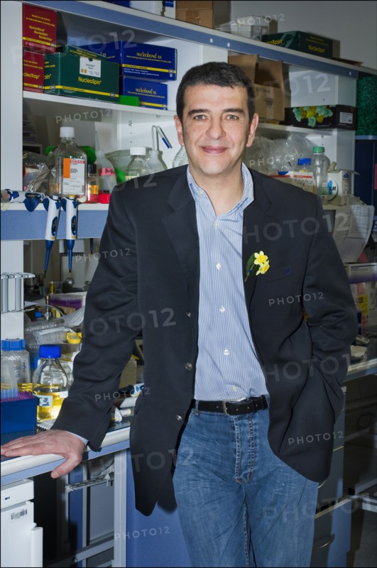 03/13/2008. Operation 'Une jonquille pour la Vie'. L'institut Curie recoit Thierry Gilardi, Henri Sagnier et Herve Mathoux pour soutenir la recherche contre le cancer.