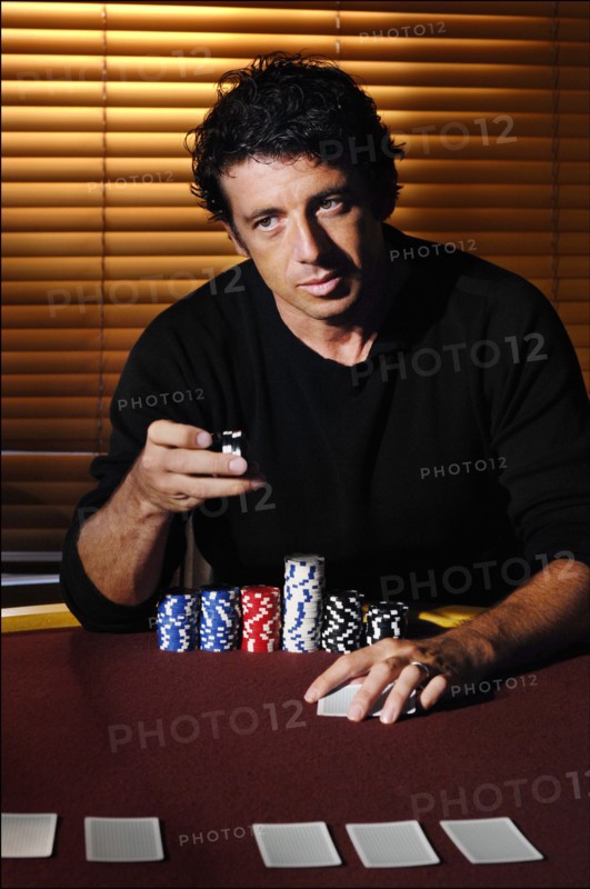 Patrick Bruel lors d'une partie de poker