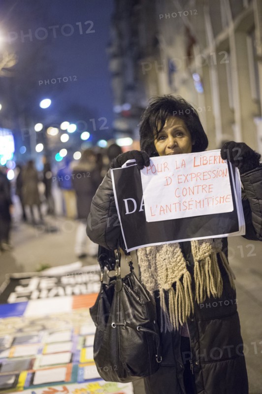 Manifestation de solidarité à l'égard du peuple danois devant l'ambassade du Danemark à Paris
