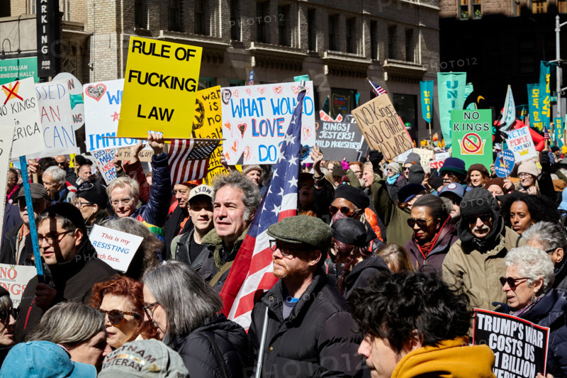 Benoît Cohen dans une manifestation anti-Trump, le 28 mars 2026