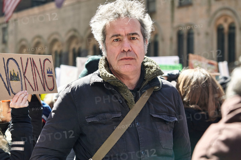 Benoît Cohen dans une manifestation anti-Trump, le 28 mars 2026