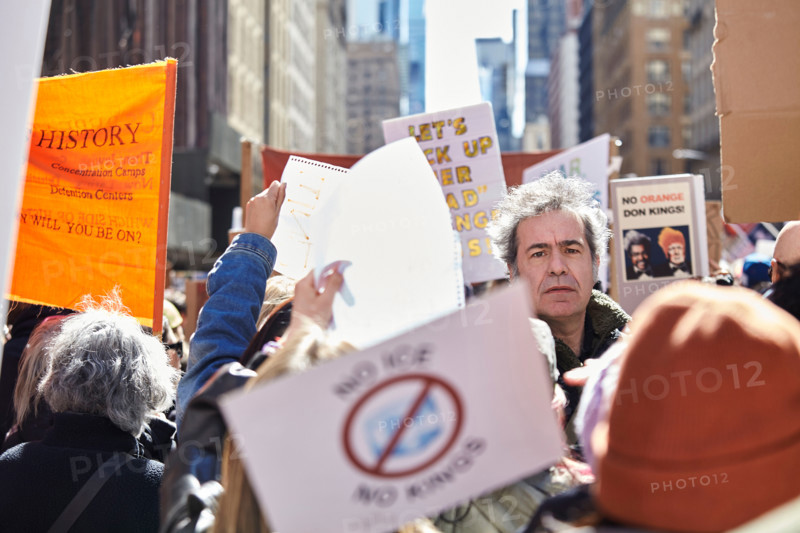 Benoît Cohen dans une manifestation anti-Trump, le 28 mars 2026