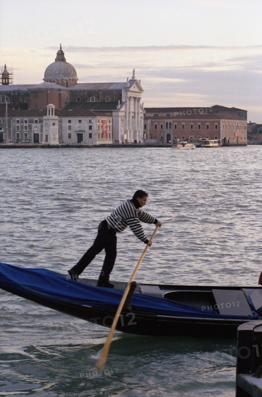 Gondolier vénitien, le soir, à San Giorgio Maggiore
