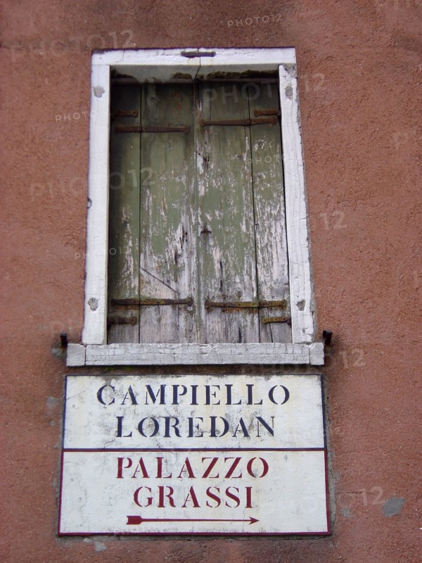 Signalétique sur le Campiello Loredan près du Palazzo Grassi à Venise