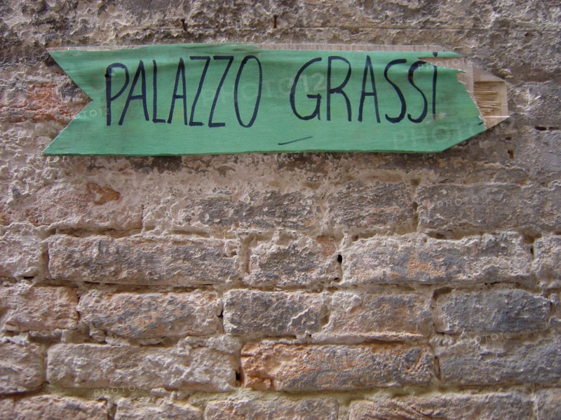 Sign in an alley in Venice