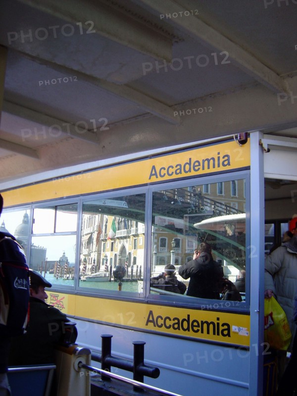 Arrêt du Vaporetto Academia à Venise