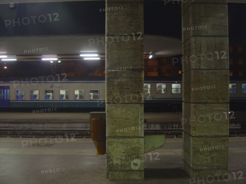 Arrêt en gare d'un train vers Venise la nuit