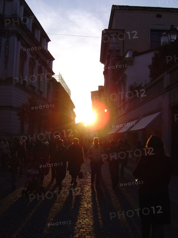 Avenue Andrea Palladio de Venise au soleil couchant