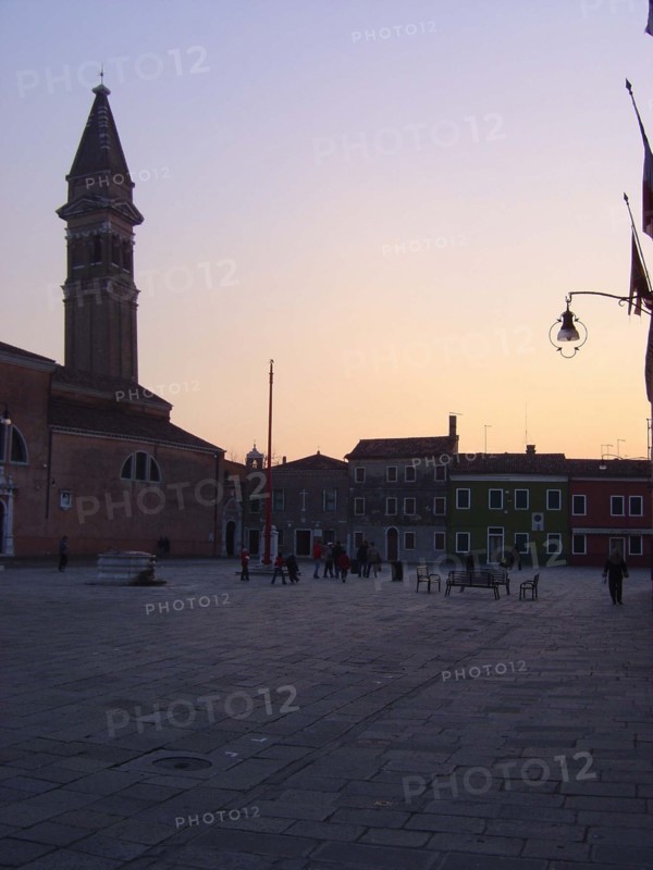 Venise Burano Piazza Galuppi au soleil couchant l'hiver, Campanile penché de l'Eglise San Martino