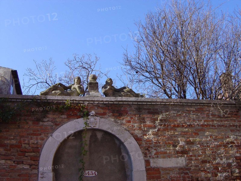 Venise Cannaregio Campiello, petite place dans le quartier de Cannaregio, portail sculpté et jardin