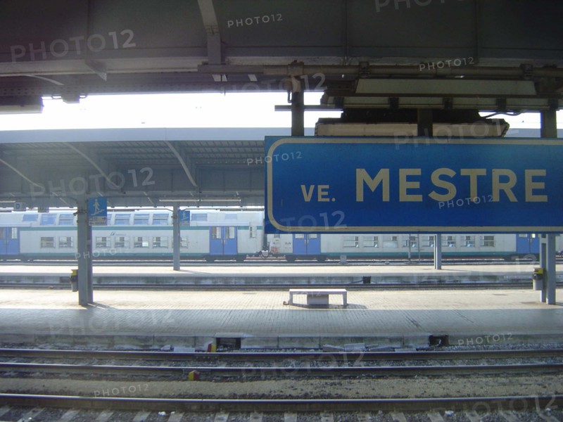 Venise, gare de Venezia Mestre, quai de gare, train