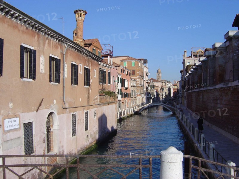 Venise Dorsoduro Rio de la Salute, pont, canal et façades vers l'Eglise de la Salute