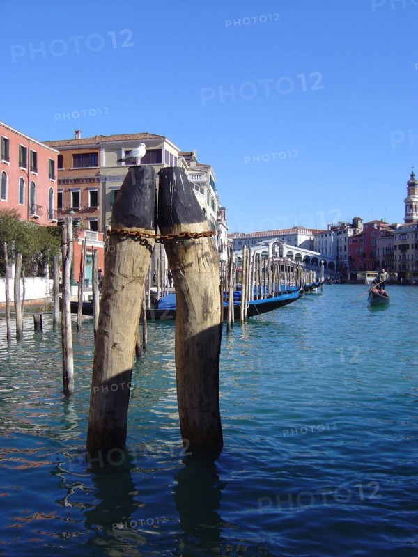 Venise, pieux, gondoles vers le Pont du Rialto