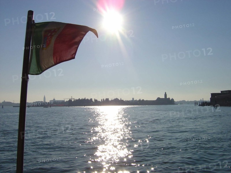 Venise San Michele, cimetière de San Michele vue depuis le vaporetto, drapeau italien, soleil d'hiver