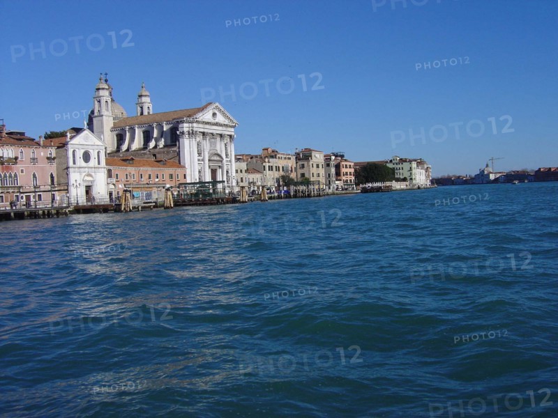 Venise Zattere Gesuati, quai des Zattere, Eglise Santa Maria del Rosario Gesuati, façade 18ème siècle architecte G. Massari (intérieur : fresques de Tiepolo)