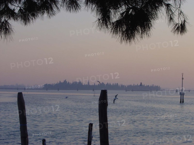Venise, Ile de San Francesco del Deserto, vue depuis Burano, le soir, soleil couchant
