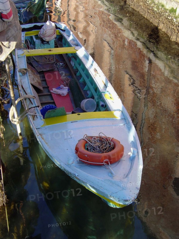 Venise, barque de pêcheur de couleurs sur le canal