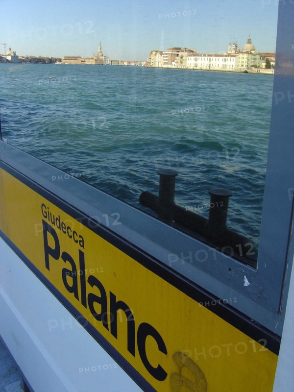 Venise, reflets du canal de la Giudecca, arrêt du vaporetto Giudecca Palanca