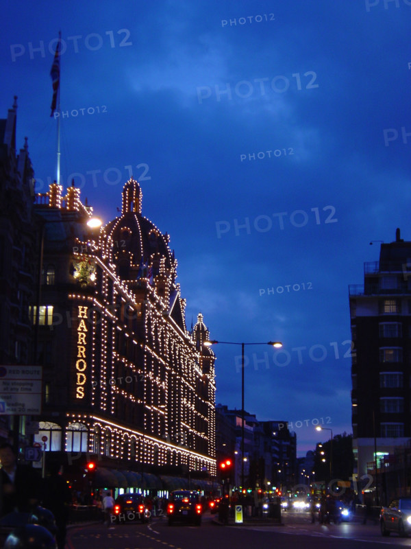 Londres, Brompton Road de nuit, façade du magasin Harrod's, quartier de Knightsbridge