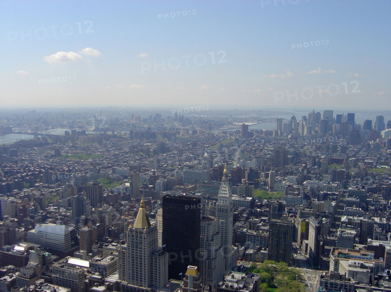 New-York (USA), Manhattan, Vue de l'Empire State Building, vers la pointe de Manhattan, l'East River, le Brooklyn Bridge