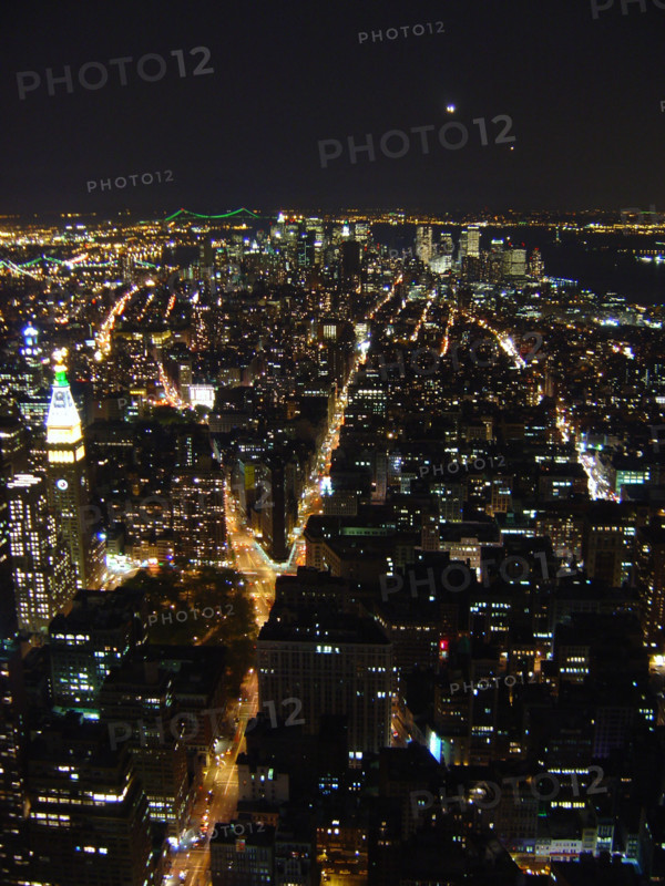 New-York (USA), Manhattan, Vue de nuit depuis l'Empire State Building (vers Downtown Manhattan, Financial District, Fifth Avenue et Broadway)
