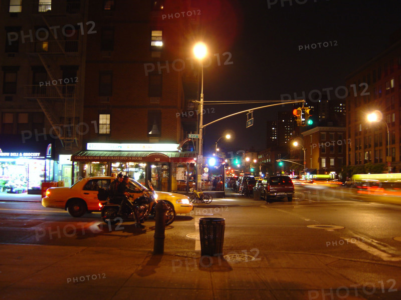 New-York (USA), Manhattan, Chelsea, croisement de rue et d'avenue de nuit, taxi de nuit