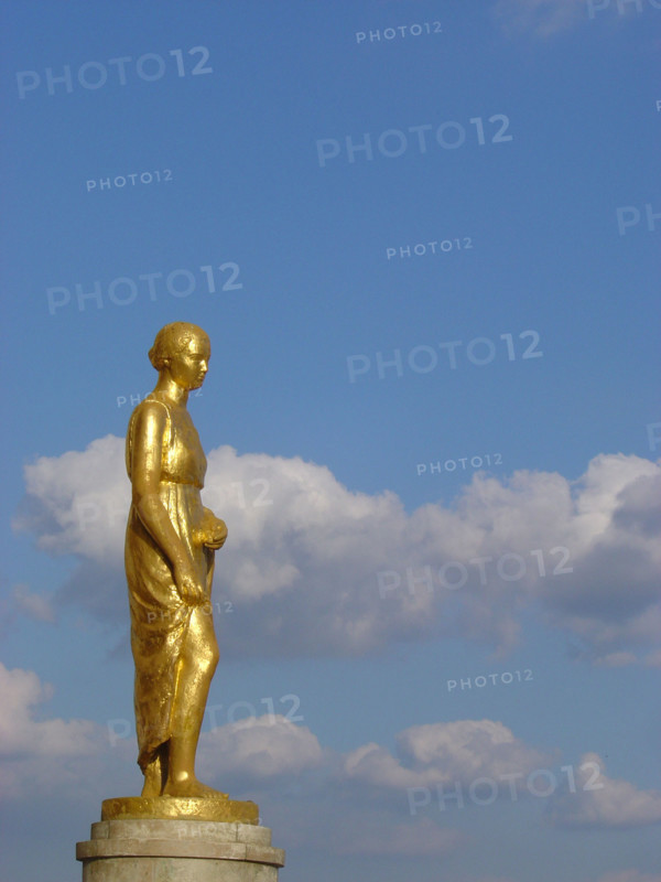 Paris, Esplanade du Trocadéro au printemps, statue et ciel, architecture des années 1930