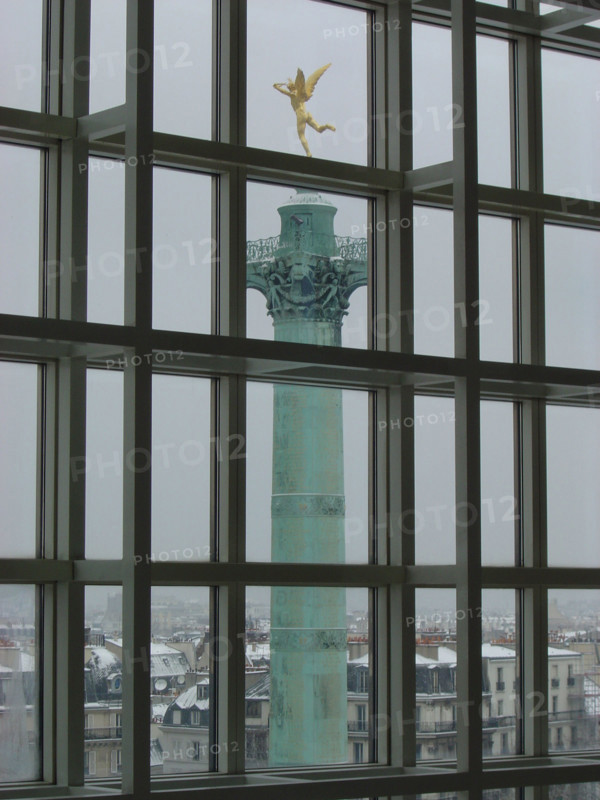 Paris, Place de la Bastille l'hiver sous la neige, Colonne de Juillet (1833-1840) et le Génie de la Liberté