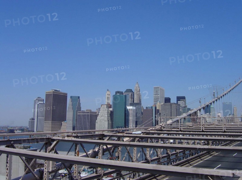 Vue sur le quartier financier depuis le pont de Brooklyn à New-York