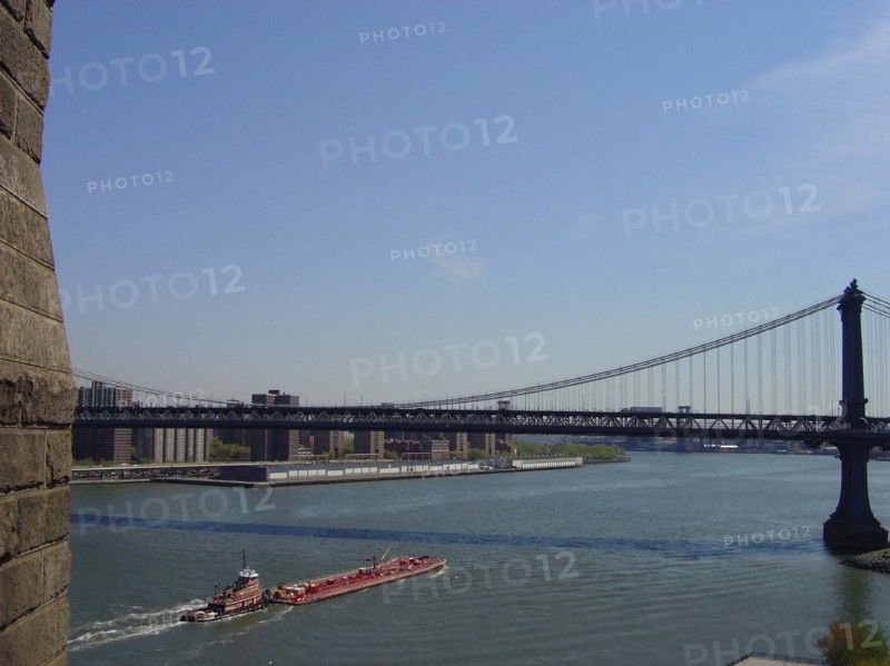 Vue sur le pont de Manhattan et l'East River depuis le pont de Brooklyn à New-York