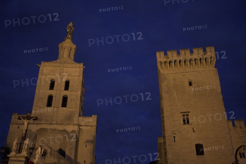 Provence319 Avignon, Palais des papes et Cathédrale Notre-Dame des Doms, nuit